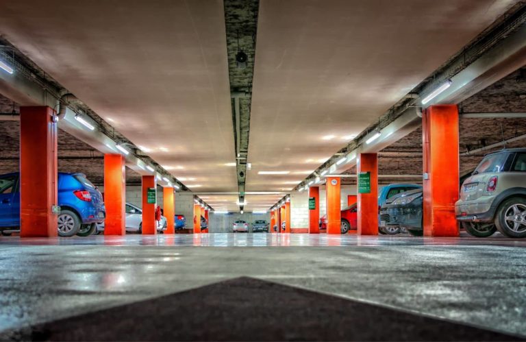 Punto de recarga en tu plaza de garaje: requisitos, costes y cuánto revaloriza